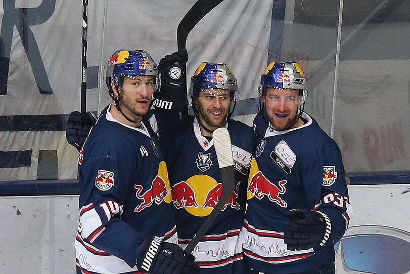 Der Auftakt ist geglückt: Pinizzotto, Kastner und Dehner (v.l.) bejubeln das 5:0 gegen Straubing.