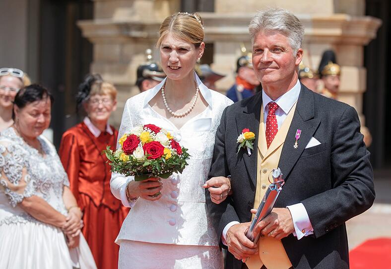 Prinzessin Stephanie von Sachsen-Coburg und Gotha und ihr Mann Jan Stahl kommen nach ihrer Trauung aus Schloss Friedenstein. Eine kirchliche Hochzeit soll es im kommenden Jahr geben.