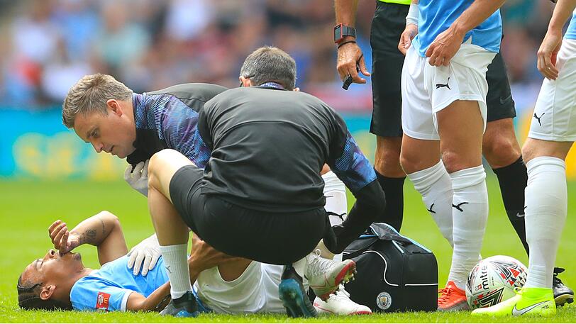 Der deutsche Nationalspieler wird noch auf dem Platz minutenlang am rechten Knie behandelt.