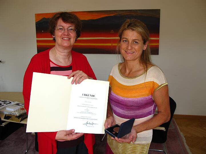 Bürgermeisterin Christine Strobl (l.) und Mechthilde Wittmann bei der Übergabe in Christine Strobls Amtszimmer.