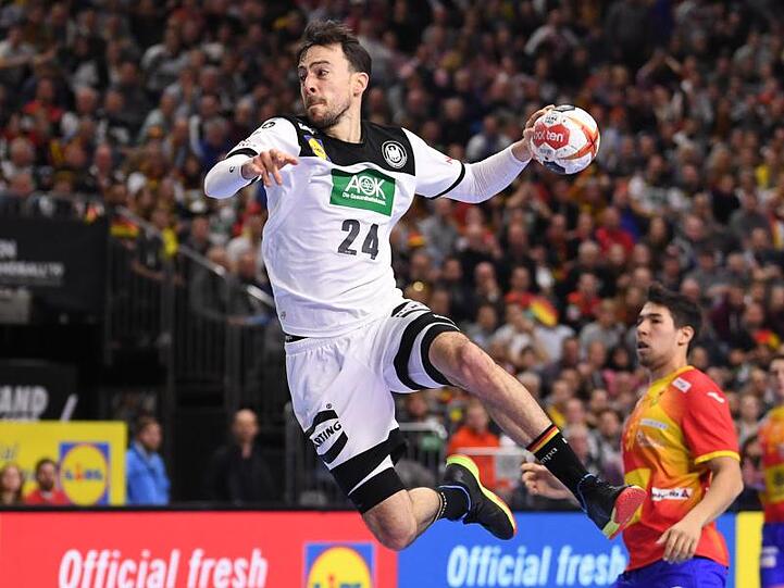 Patrick Groetzki steigt zum Wurf aufs spanische Tor am Kreis in die Höhe.