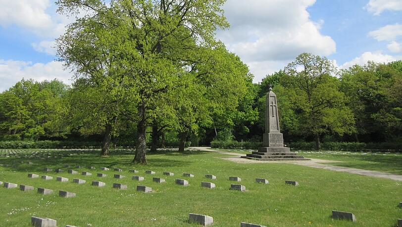 Hier, am Waldfriedhof, liegen italienische Soldaten begraben.