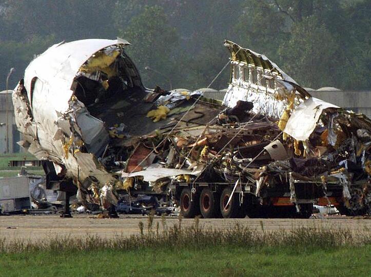 Die Überreste der am 8.10.2001 auf dem Mailänder Flughafen Linate verunglückten SAS-Maschine.