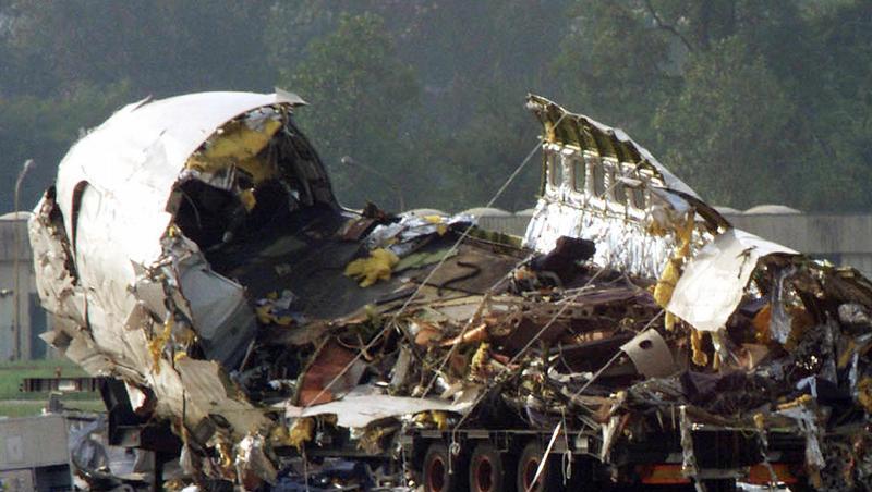 Die Überreste der am 8.10.2001 auf dem Mailänder Flughafen Linate verunglückten SAS-Maschine. Die Überreste der am 8.10.2001 auf dem Mailänder Flughafen Linate verunglückten SAS-Maschine.