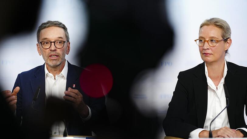 Seite an Seite: Alice Weidel (AfD) mit Kickl bei einer gemeinsamen Pressekonferenz im September 2023. Seite an Seite: Alice Weidel (AfD) mit Kickl bei einer gemeinsamen Pressekonferenz im September 2023.