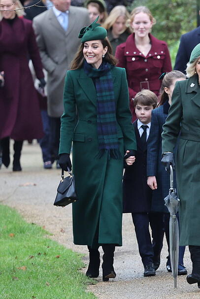 Prinzessin Kate trägt einen grünen Mantel und eine passende Kopfbedeckung zum Gottesdienst in Sandringham.