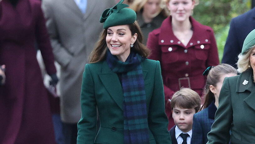 Prinzessin Kate trägt einen grünen Mantel und eine passende Kopfbedeckung zum Gottesdienst in Sandringham.