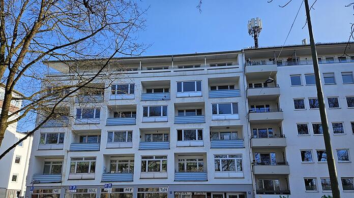 Hier genießt (fast) niemand mehr die Aussicht. Das Haus an der Zeppelinstraße 49 steht beinahe komplett leer. Es soll einem Neubau weichen.