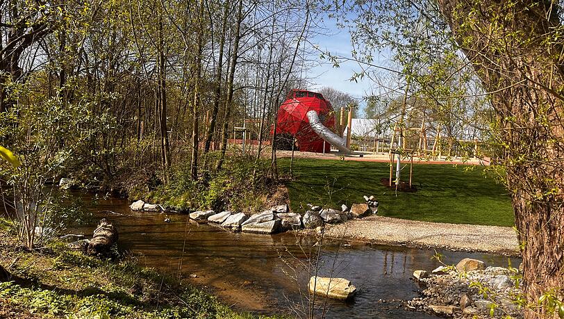 Der Abenteuerspielplatz auf der Drachen-Insel bietet ein besonderes Highlight: ein Drachen-Ei, hier können sich die Kids in einem mehrstöckigen Kletterhaus so richtig austoben. Der Abenteuerspielplatz auf der Drachen-Insel bietet ein besonderes Highlight: ein Drachen-Ei, hier können sich die Kids in einem mehrstöckigen Kletterhaus so richtig austoben.