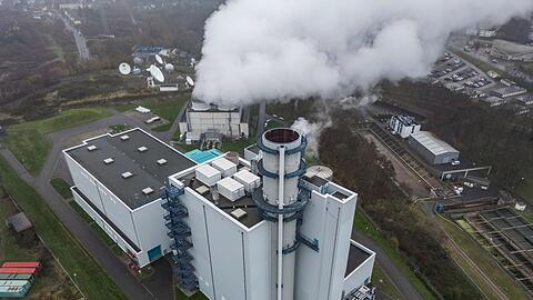 Dampf steigt aus der K&uuml;hlung eines Gaskraftwerkes in H&uuml;rth. (Archivbild)
