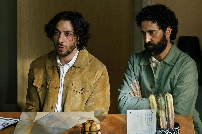 Malik (Rami Fadel Khalaf, rechts) will Schwager Ibrahim (Tariq Al-Saies) beim Start in Deutschland helfen.