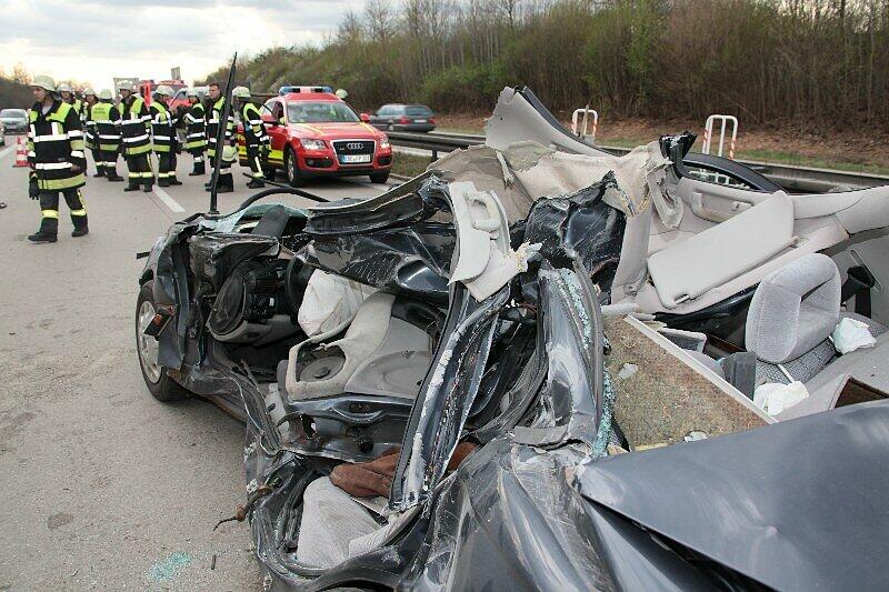 Ein 70 Jahre alter Autofahrer ist am Donnerstag bei einem Unfall auf der Autobahn 94 nahe Poing in Oberbayern ums Leben gekommen. Der Mann übersah das Ende eines Staus.