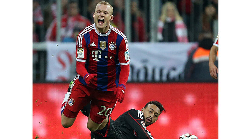 Karim Bellarabi kommt von seitlich hinten angeflogen und senst Sebastian Rode um. Karim Bellarabi kommt von seitlich hinten angeflogen und senst Sebastian Rode um.