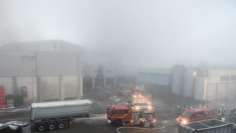 Wiesenhof-Schlachtbetrieb brennt ab: Feuer in Bogen bei Straubing. Die Feuerwehr kämpft gegen die Flammen. War es Brandstiftung? Wiesenhof-Schlachtbetrieb brennt ab: Feuer in Bogen bei Straubing. Die Feuerwehr kämpft gegen die Flammen. War es Brandstiftung?