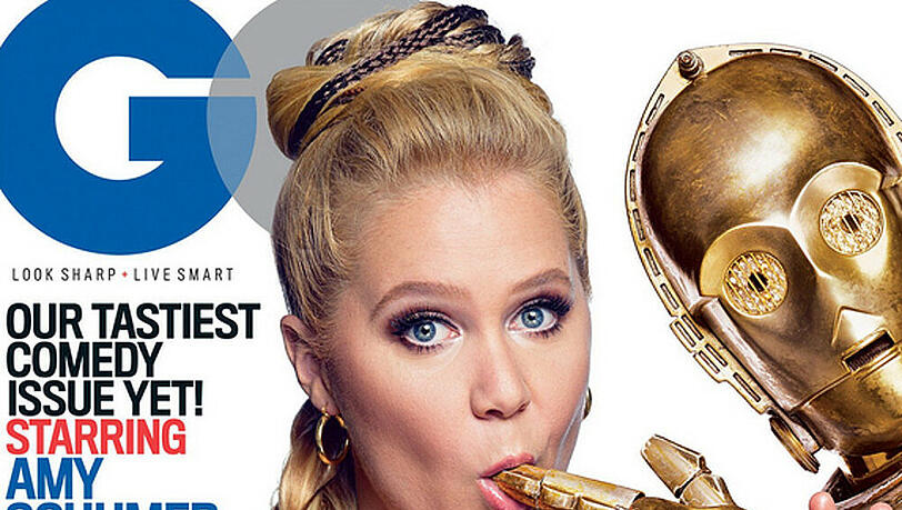 Verrucht: Amy Schumer lutscht auf dem Cover der "GQ" den Finger von C-3PO Verrucht: Amy Schumer lutscht auf dem Cover der "GQ" den Finger von C-3PO