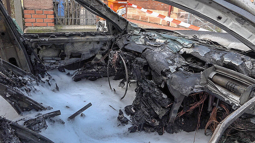 Ein Blick ins Innere des Wagens - die Brandursache ist noch unklar.