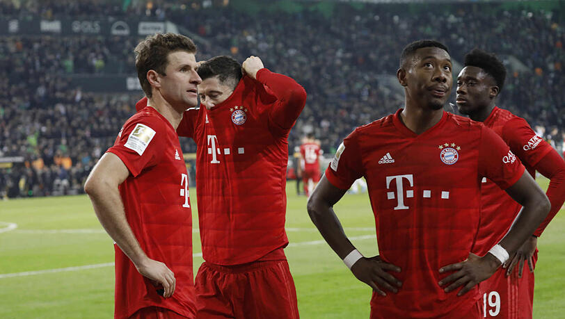 Bedröppelte Bayern nach der Niederlage in Mönchengladbach. Bedröppelte Bayern nach der Niederlage in Mönchengladbach.