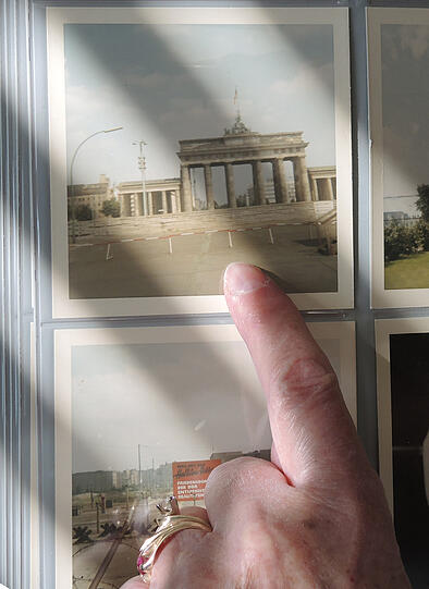 Im Sommer 65 reist die junge Amerikanerin durch Deutschland. Ost-Berlin schockt sie, im Münchner Hofbräuhaus lässt sie einen Krug mitgehen. Nach 55 Jahren schickte sie ihn nun zurück.