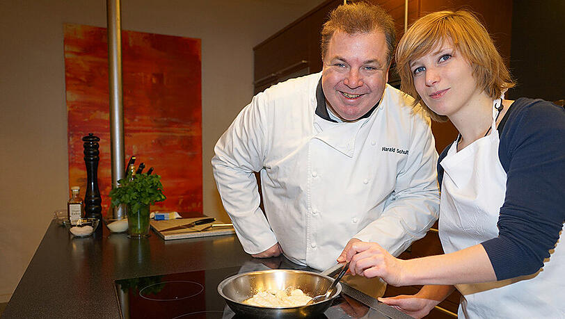 Harald Schultes mit AZ-Redakteurin Sophie Anfang. In der Pfanne: Fischfilets. Harald Schultes mit AZ-Redakteurin Sophie Anfang. In der Pfanne: Fischfilets.