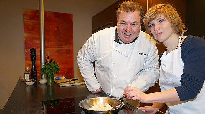 Harald Schultes mit AZ-Redakteurin Sophie Anfang. In der Pfanne: Fischfilets.
