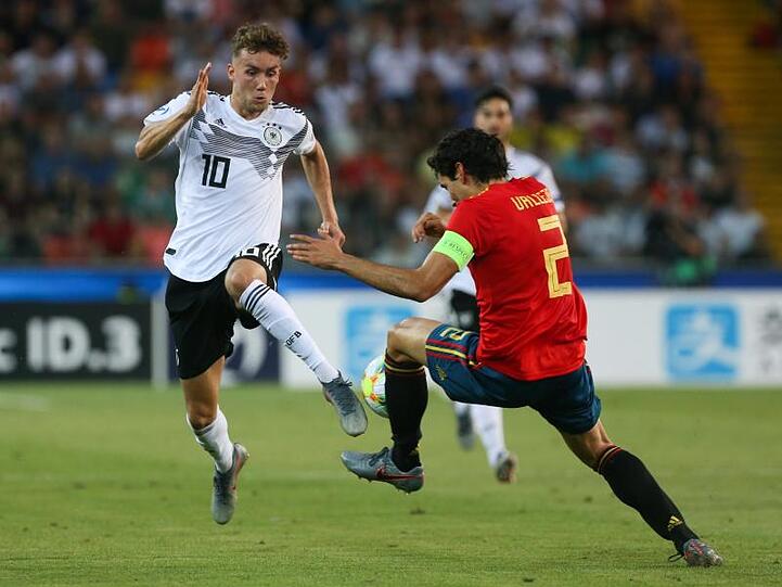 Jesús Vallejo (r) mit einer rustikalen Aktion.