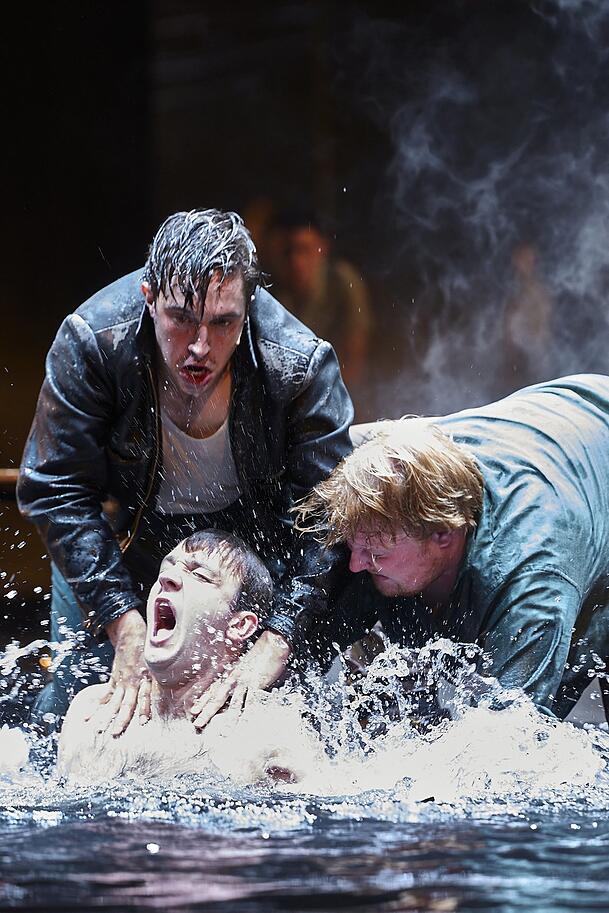 Jan Bülow (Roelle), Tilman Tuppy (Peps) und Lukas Vogelsang (Christian) im Fleißer-Projekt der Salzburger Festspiele. Jan Bülow (Roelle), Tilman Tuppy (Peps) und Lukas Vogelsang (Christian) im Fleißer-Projekt der Salzburger Festspiele.