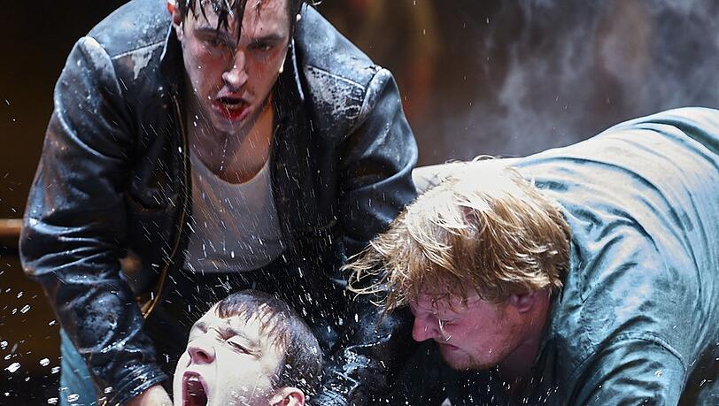 Jan Bülow (Roelle), Tilman Tuppy (Peps) und Lukas Vogelsang (Christian) im Fleißer-Projekt der Salzburger Festspiele. Jan Bülow (Roelle), Tilman Tuppy (Peps) und Lukas Vogelsang (Christian) im Fleißer-Projekt der Salzburger Festspiele.