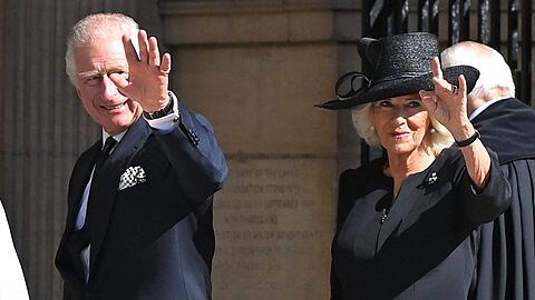 König Charles III. und Königsgemahlin Camilla in Belfast.