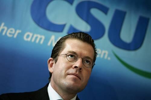 Vertrauen gewinnt man durch Handeln zurück, nicht nur durch Anträge&ldquo;, stichelt Karl-Theodor zu Guttenberg in Richtung CDU.
