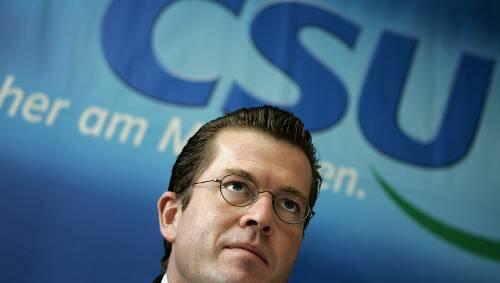 Vertrauen gewinnt man durch Handeln zurück, nicht nur durch Anträge“, stichelt Karl-Theodor zu Guttenberg in Richtung CDU. Vertrauen gewinnt man durch Handeln zurück, nicht nur durch Anträge“, stichelt Karl-Theodor zu Guttenberg in Richtung CDU.