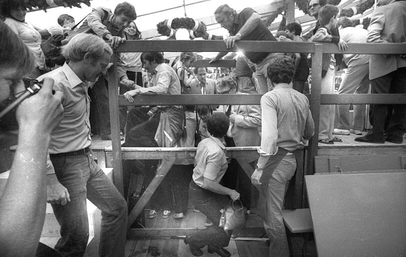 Und weg waren sie: 40 Fotografen und Kameraleute purzelten übereinander als die neue Pressetribüne zusammenbrach. Und weg waren sie: 40 Fotografen und Kameraleute purzelten übereinander als die neue Pressetribüne zusammenbrach.