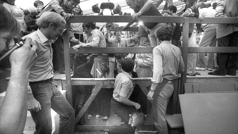 Und weg waren sie: 40 Fotografen und Kameraleute purzelten übereinander als die neue Pressetribüne zusammenbrach. Und weg waren sie: 40 Fotografen und Kameraleute purzelten übereinander als die neue Pressetribüne zusammenbrach.