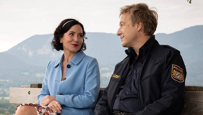 "Die Rosenheim-Cops: Ein Ritter für Stockl": Miriam Stockl (Marisa Burger) und Michi Mohr (Max Müller) tauschen sich in der Episode vor ihrem Ausstieg aus. "Die Rosenheim-Cops: Ein Ritter für Stockl": Miriam Stockl (Marisa Burger) und Michi Mohr (Max Müller) tauschen sich in der Episode vor ihrem Ausstieg aus.