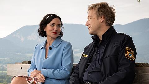 "Die Rosenheim-Cops: Ein Ritter für Stockl": Miriam Stockl (Marisa Burger) und Michi Mohr (Max Müller) tauschen sich in der Episode vor ihrem Ausstieg aus. "Die Rosenheim-Cops: Ein Ritter für Stockl": Miriam Stockl (Marisa Burger) und Michi Mohr (Max Müller) tauschen sich in der Episode vor ihrem Ausstieg aus.