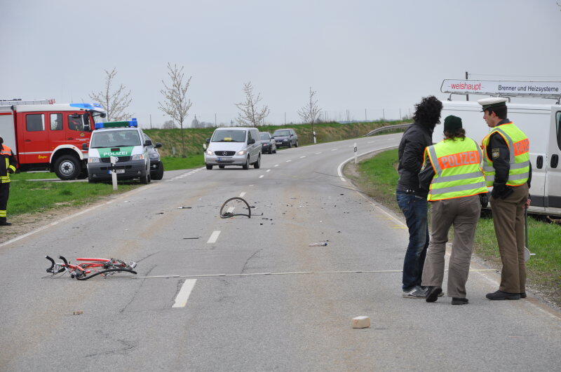 Am Mittwochnachmittag ereignete sich zwischen Erharting und Winhöring ein tödlicher Verkehrsunfall. Ein Radfahrer wurde von einem Kastenwagen frontal erfasst und stirbt noch an der Unfallstelle.