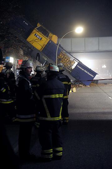 In Hamburg ist in der Nacht zu Donnerstag eine Diesellok entgleist und auf eine tiefergelegene Straße gestürzt.