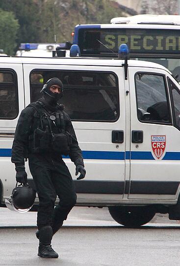 Der mutmaßliche Serienmörder von Toulouse ist nach Angaben von Präsident Nicolas Sarkozy identifiziert. Der schwer bewaffnete Verdächtige hat sich in einem Mehrfamilienhaus verschanzt, dessen Bewohner gegen Mittag evakuiert wurden.