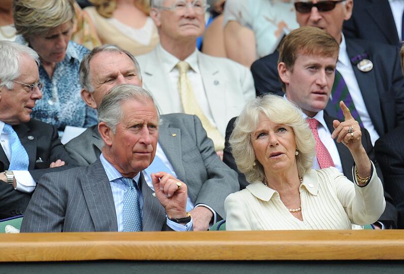 ... aber gemeinsam mit diesen beiden Mitglieder des englischen Königshauses - Prinz Charles und seine Camilla schauten bereits am Mittwoch beim Spiel zwischen Roger Federer und Fabio Fognini vorbei...