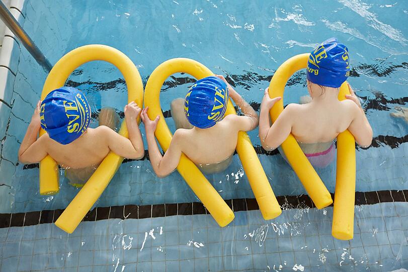 Kinder beim Schwimmunterricht.