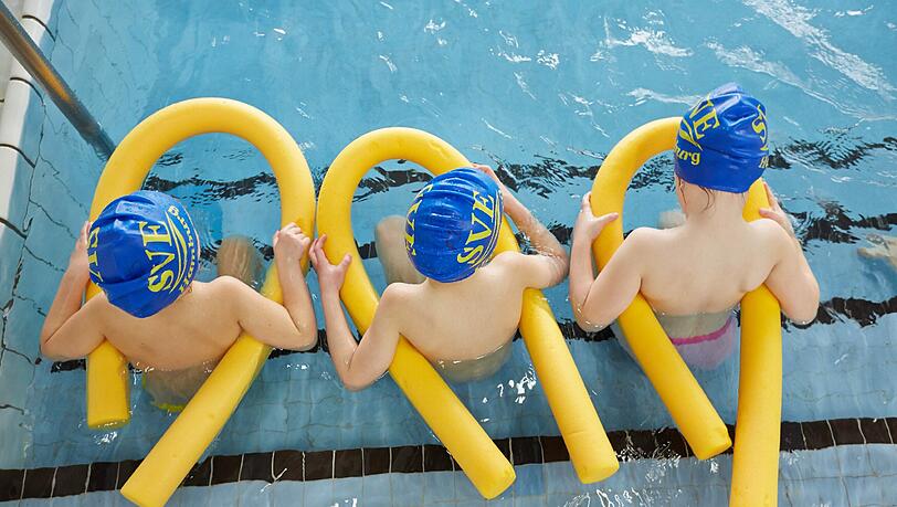Kinder beim Schwimmunterricht. Kinder beim Schwimmunterricht.