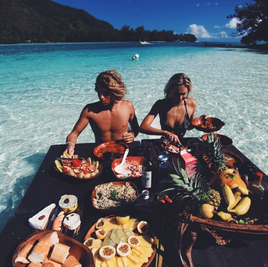 Bei diesen Bildern muss man neidisch werden: Jay Alvarrez und Alexis Ren dokumentieren ihr Leben im Paradies auf Instagram