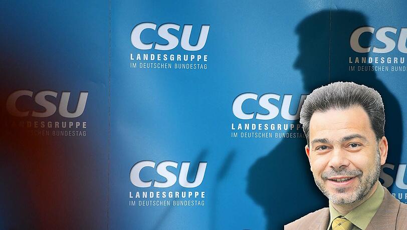 Thomas de Maiziere will nach dem Anschlag von Berlin die Sicherheitsbehörden neu aufstellen. Doch Horst Seehofer spielt da nicht mit. "Eine Auflösung des bayerischen Landesamtes für Verfassungsschutz wird niemals kommen", schmettert der CSU-Chef die Forderungen des Bundesinnenministers ab. Thomas de Maiziere will nach dem Anschlag von Berlin die Sicherheitsbehörden neu aufstellen. Doch Horst Seehofer spielt da nicht mit. "Eine Auflösung des bayerischen Landesamtes für Verfassungsschutz wird niemals kommen", schmettert der CSU-Chef die Forderungen des Bundesinnenministers ab.