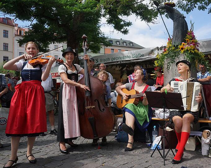 Schausteller, Musiker, Tänzer und Kabarettisten: Die Bilder vom Brunnenfest am Viktualienmarkt.