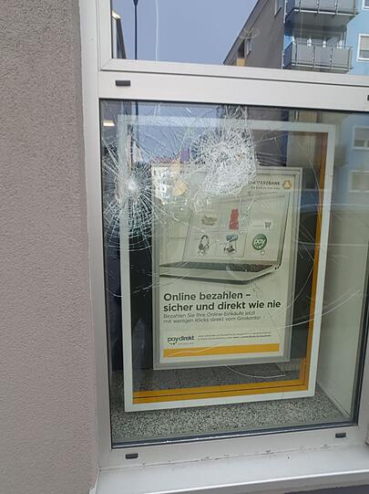 Auch das Panzerglas bekam schwere Schäden ab.
