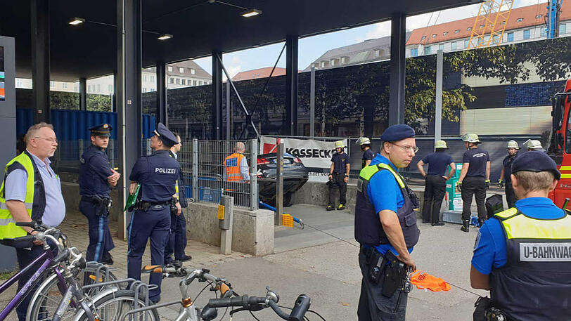 Verzwickte Situation: Der Mercedes auf der Treppe zur U-Bahn-Station am Marienhof.