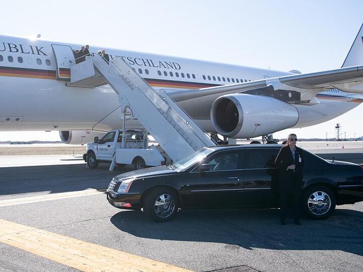 Der Regierungsflieger "Konrad Adenauer" nach der Landung in New York.