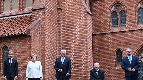 Stephan Harbarth (l-r), Präsident des Bundesverfassungsgerichts, Bundeskanzlerin Angela Merkel, Bundespräsident Frank-Walter Steinmeier (SPD), Bundestagspräsident Wolfgang Schäuble und Ministerpräsident Reiner Haseloff vor der Pauluskirche in Halle/Saale.