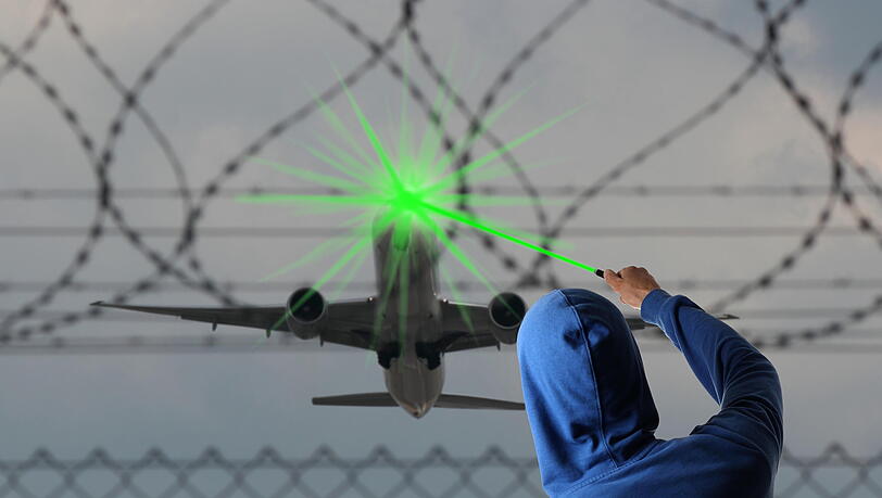 Ein Pilot wird mit einem grünen Laserpointer geblendet. (Symbolbild)