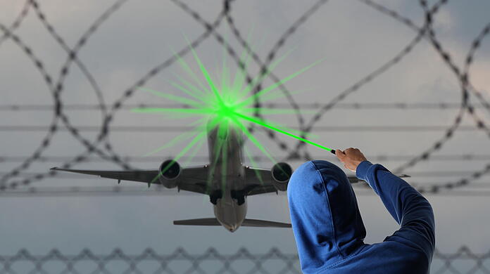 Ein Pilot wird mit einem grünen Laserpointer geblendet. (Symbolbild)