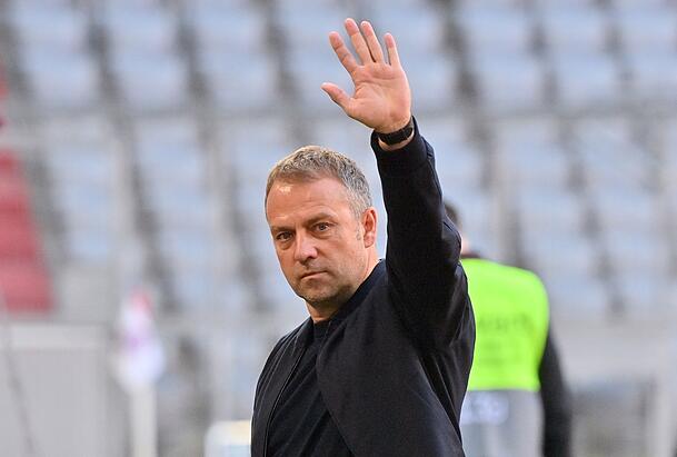 Münchens ehemaliger Trainer Hansi Flick winkt. Münchens ehemaliger Trainer Hansi Flick winkt.